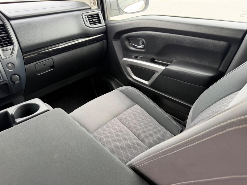 Nissan Titan Vehicle Full-screen Gallery Image 14