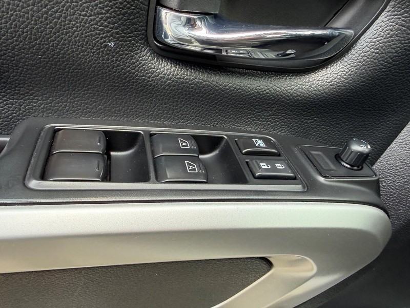 Nissan Titan Vehicle Full-screen Gallery Image 15