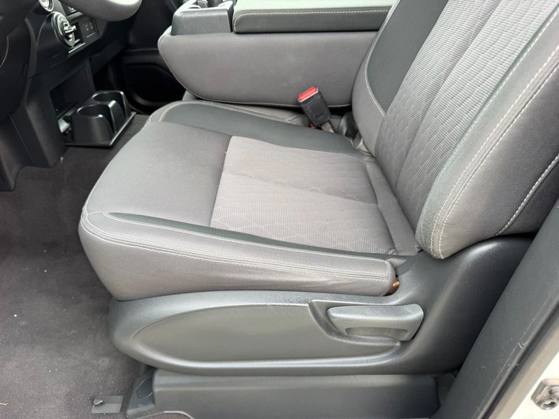 Nissan Titan Vehicle Full-screen Gallery Image 16