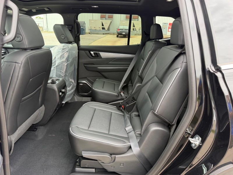 Buick Enclave Vehicle Full-screen Gallery Image 9