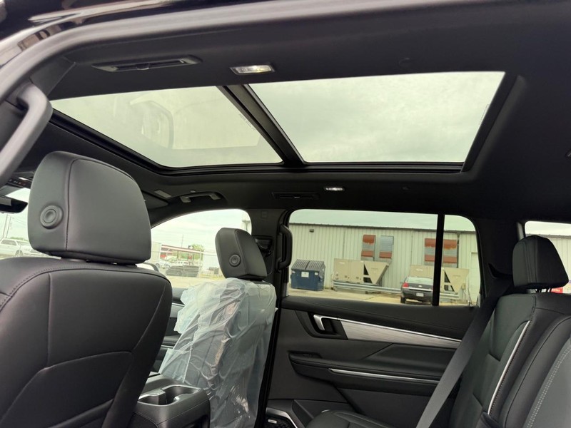 Buick Enclave Vehicle Full-screen Gallery Image 10