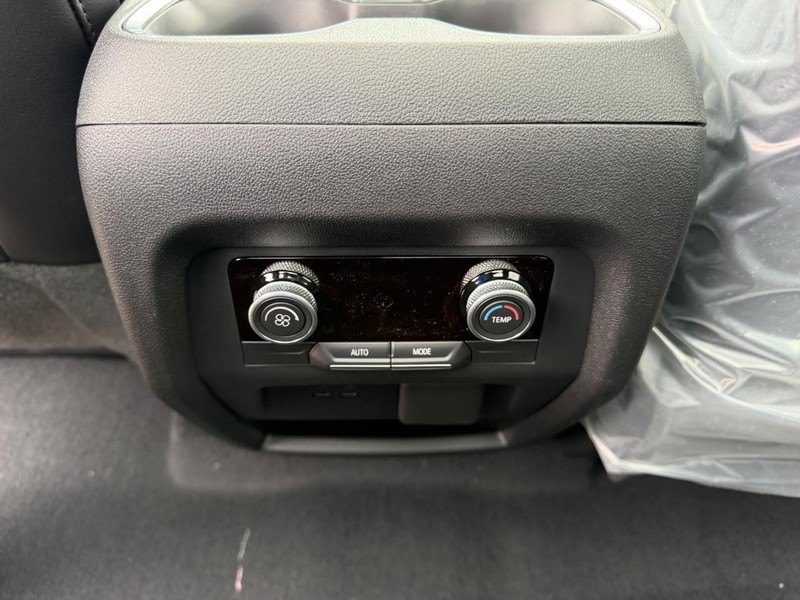 Buick Enclave Vehicle Full-screen Gallery Image 11