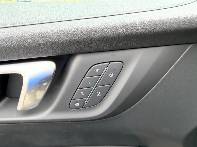 Buick Enclave Vehicle Full-screen Gallery Image 20