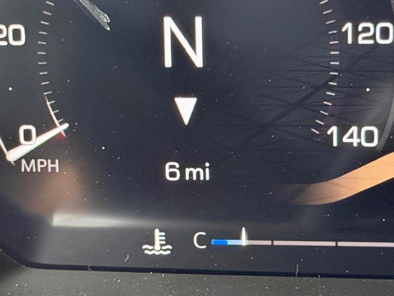 GMC Sierra 2500HD Vehicle Full-screen Gallery Image 17