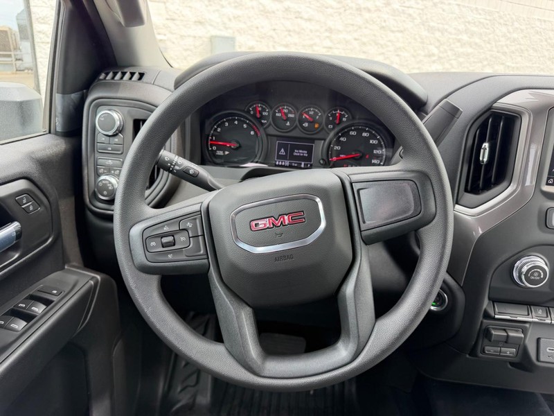GMC Sierra 2500HD Vehicle Full-screen Gallery Image 8