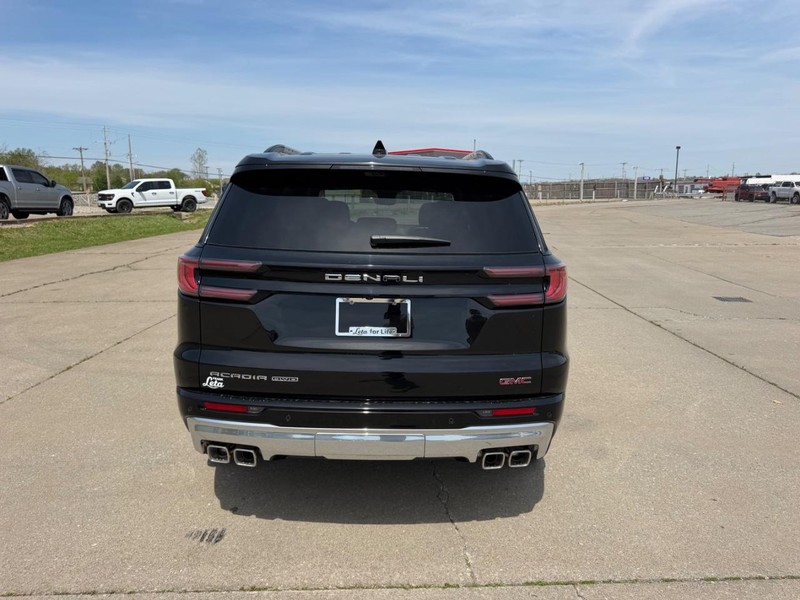 GMC Acadia Vehicle Full-screen Gallery Image 4