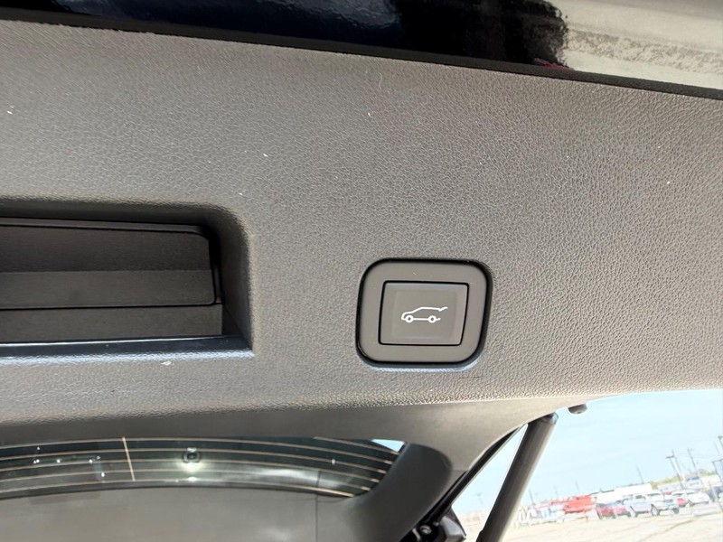 GMC Acadia Vehicle Full-screen Gallery Image 6