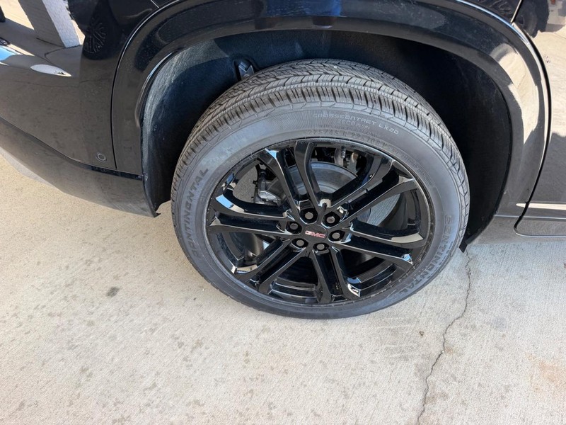 GMC Acadia Vehicle Full-screen Gallery Image 7