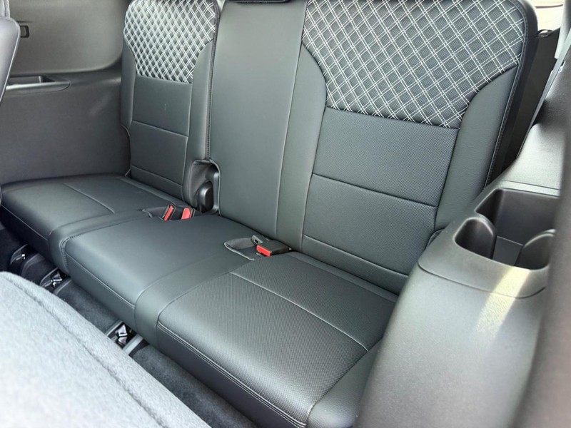 GMC Acadia Vehicle Full-screen Gallery Image 8