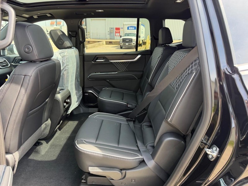 GMC Acadia Vehicle Full-screen Gallery Image 9