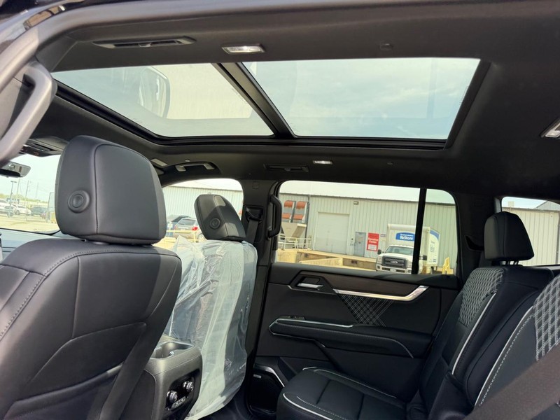 GMC Acadia Vehicle Full-screen Gallery Image 10