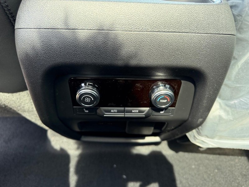GMC Acadia Vehicle Full-screen Gallery Image 11
