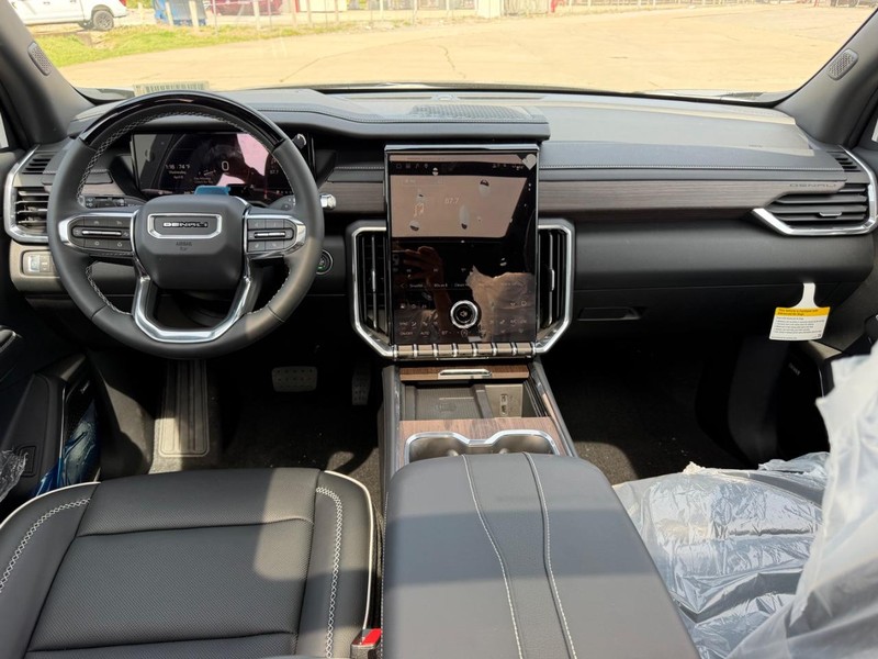 GMC Acadia Vehicle Full-screen Gallery Image 12