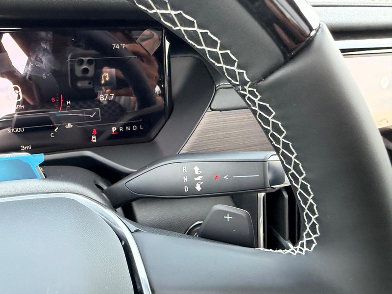 GMC Acadia Vehicle Full-screen Gallery Image 16