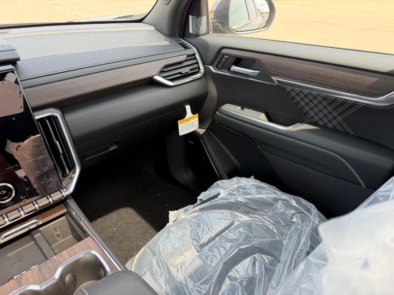 GMC Acadia Vehicle Full-screen Gallery Image 19