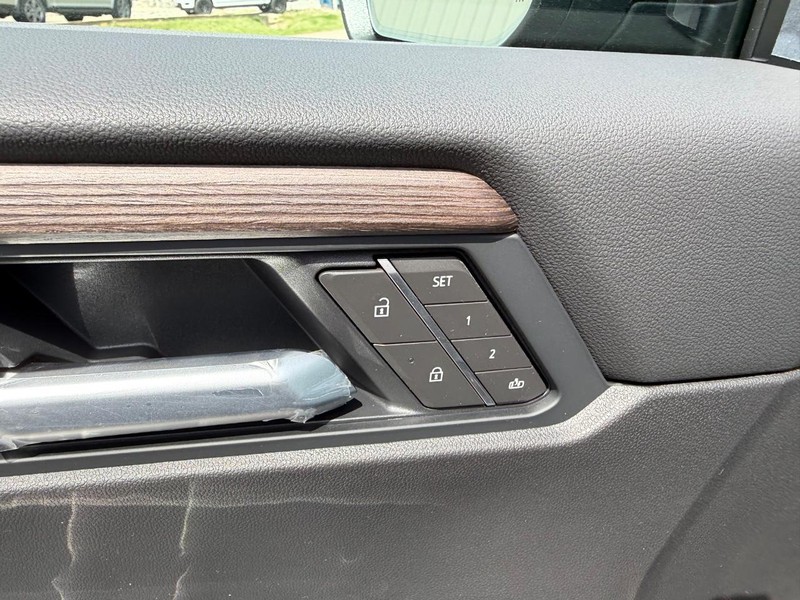 GMC Acadia Vehicle Full-screen Gallery Image 21