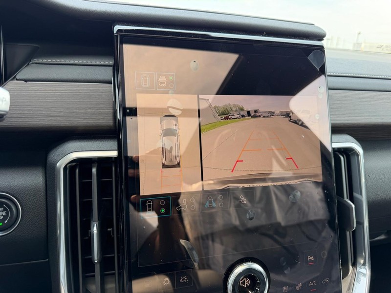 GMC Acadia Vehicle Full-screen Gallery Image 24