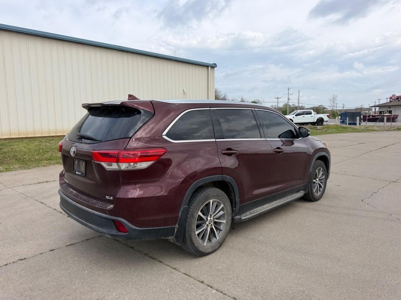 Toyota Highlander Vehicle Full-screen Gallery Image 3