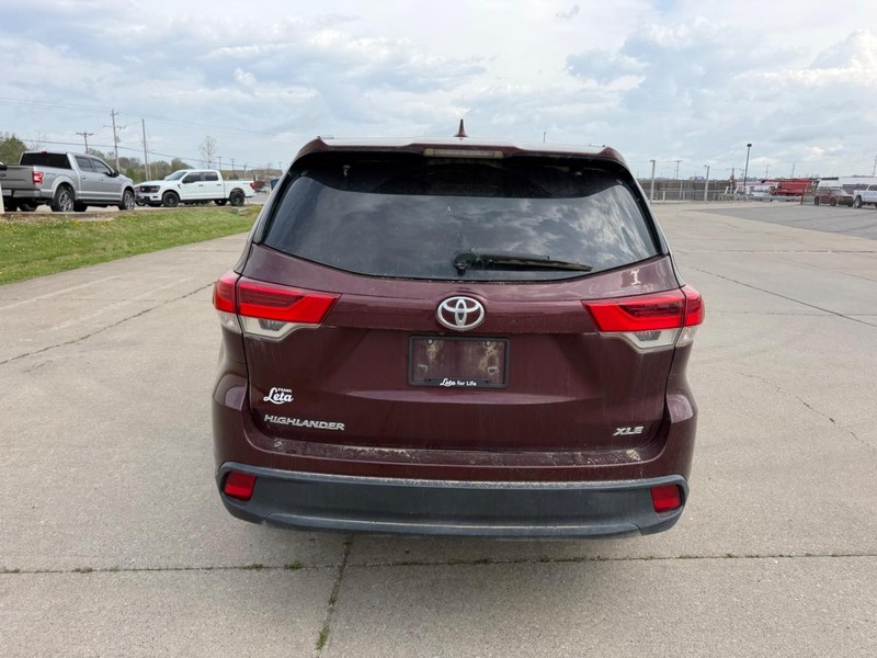 Toyota Highlander Vehicle Full-screen Gallery Image 4