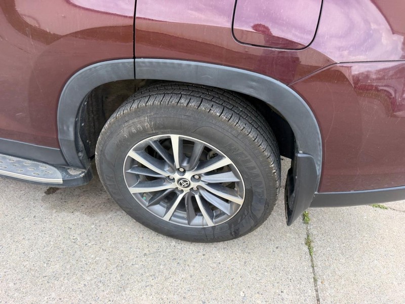 Toyota Highlander Vehicle Full-screen Gallery Image 7