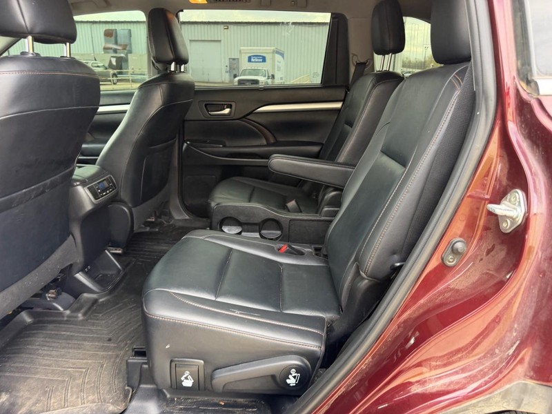 Toyota Highlander Vehicle Full-screen Gallery Image 9