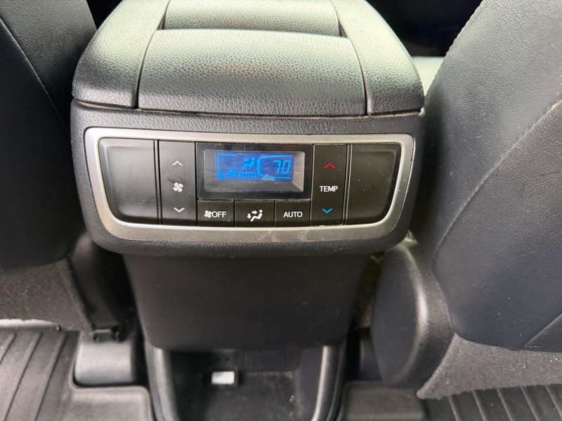 Toyota Highlander Vehicle Full-screen Gallery Image 10