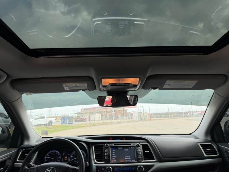 Toyota Highlander Vehicle Full-screen Gallery Image 11