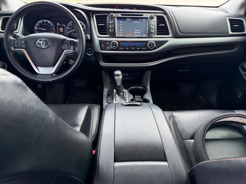 Toyota Highlander Vehicle Full-screen Gallery Image 12