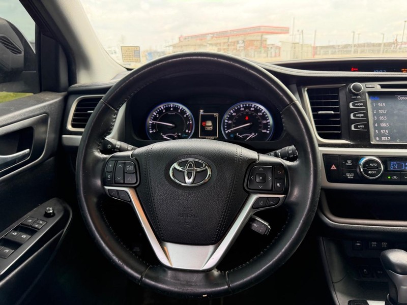 Toyota Highlander Vehicle Full-screen Gallery Image 13