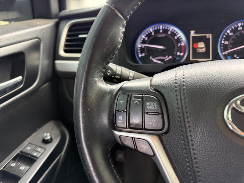 Toyota Highlander Vehicle Full-screen Gallery Image 14