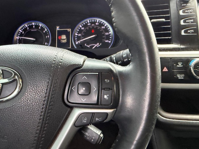 Toyota Highlander Vehicle Full-screen Gallery Image 15