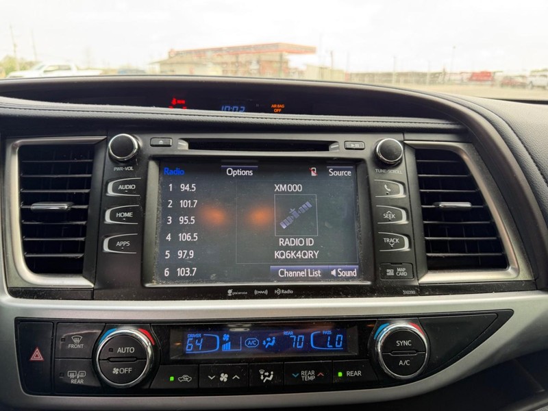 Toyota Highlander Vehicle Full-screen Gallery Image 16