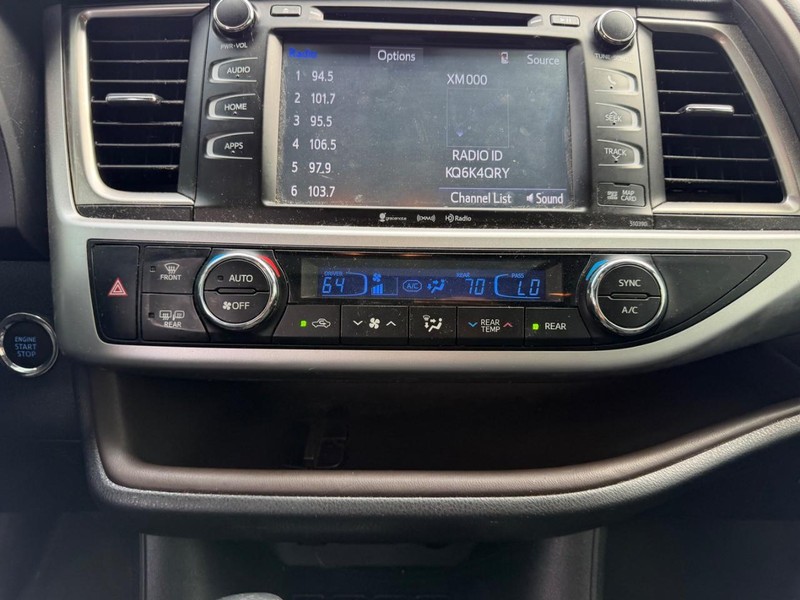 Toyota Highlander Vehicle Full-screen Gallery Image 17