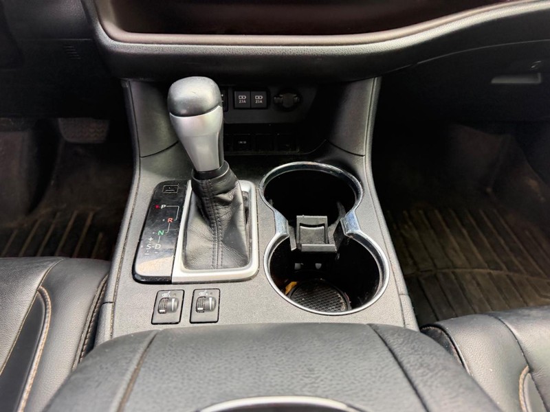 Toyota Highlander Vehicle Full-screen Gallery Image 18