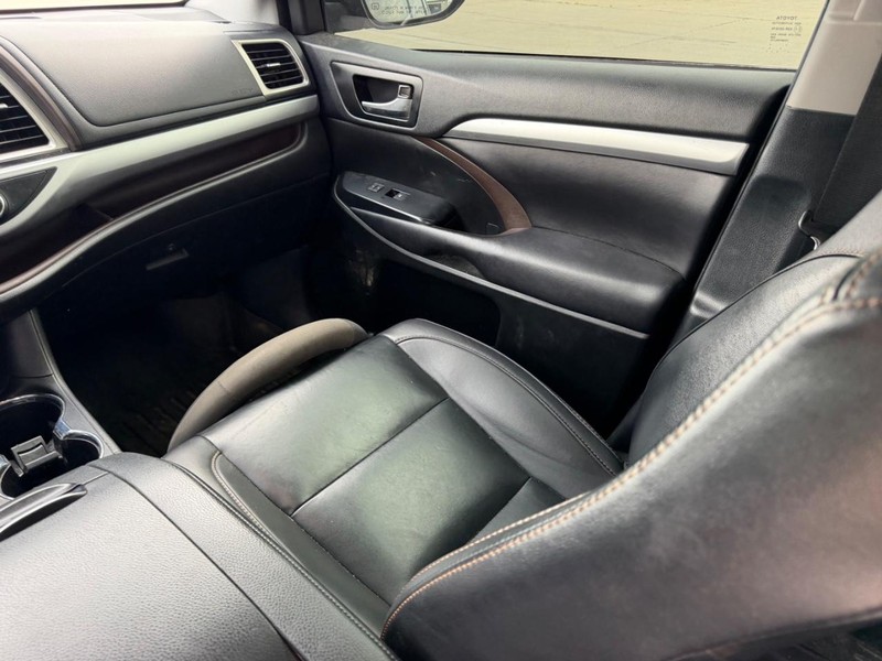 Toyota Highlander Vehicle Full-screen Gallery Image 19