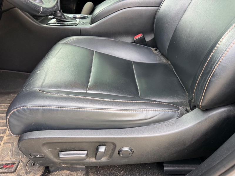 Toyota Highlander Vehicle Full-screen Gallery Image 22