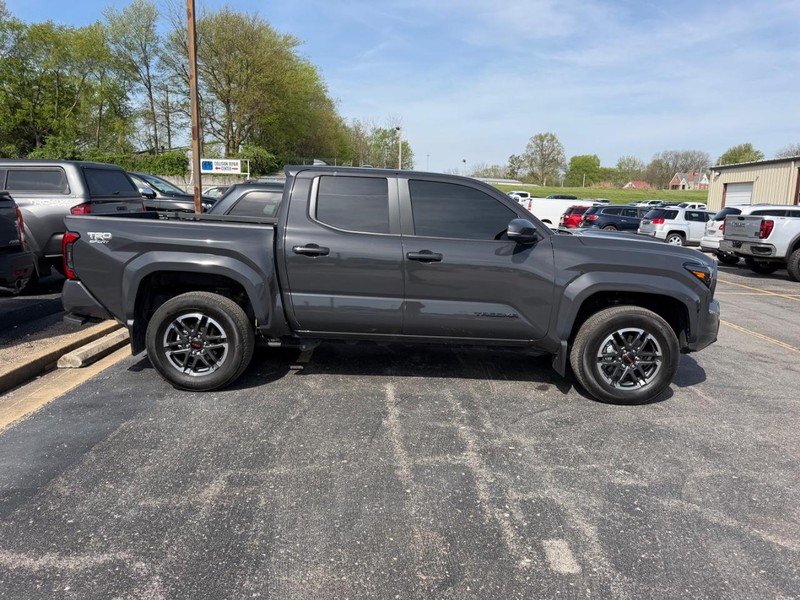 Toyota Tacoma 4WD Vehicle Full-screen Gallery Image 2