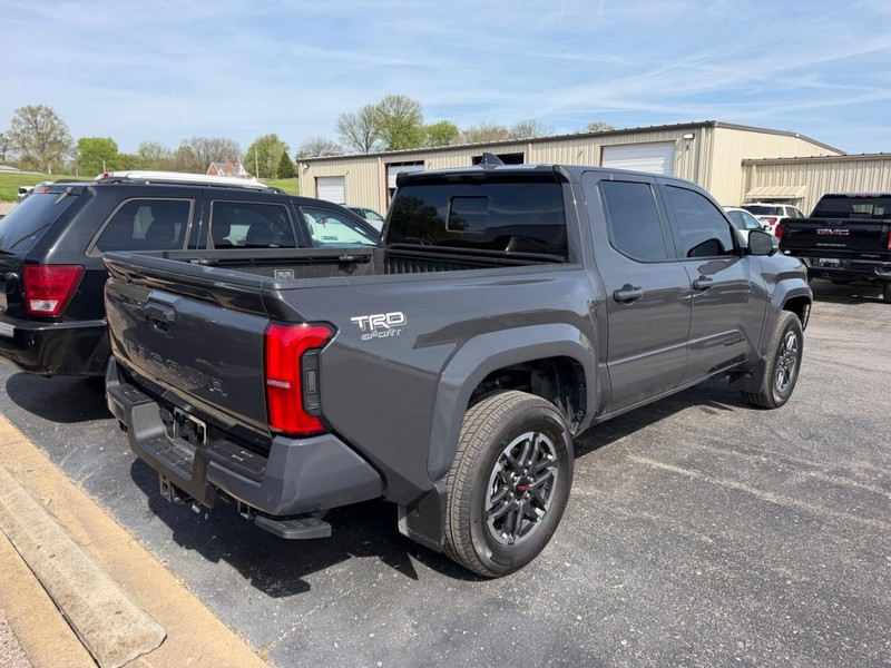 Toyota Tacoma 4WD Vehicle Full-screen Gallery Image 3
