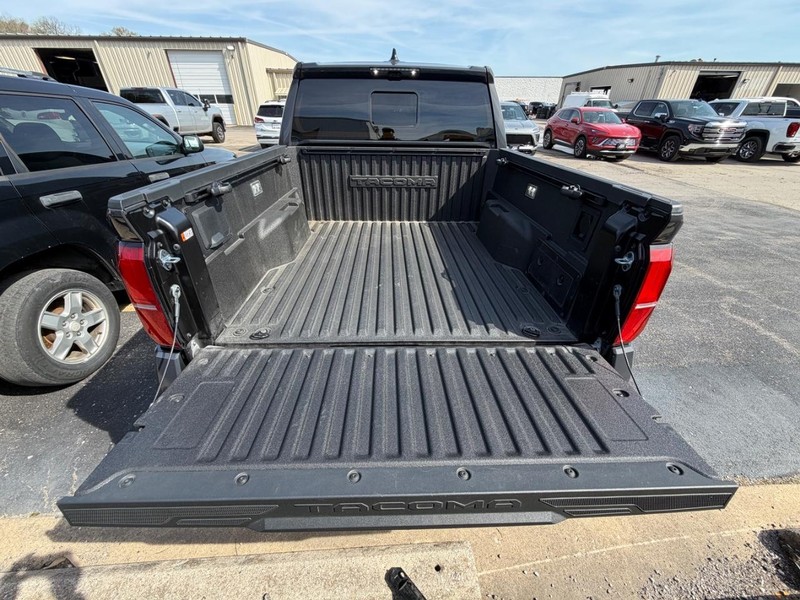 Toyota Tacoma 4WD Vehicle Full-screen Gallery Image 4