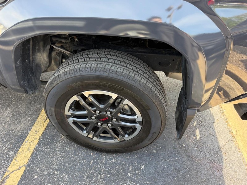 Toyota Tacoma 4WD Vehicle Full-screen Gallery Image 5