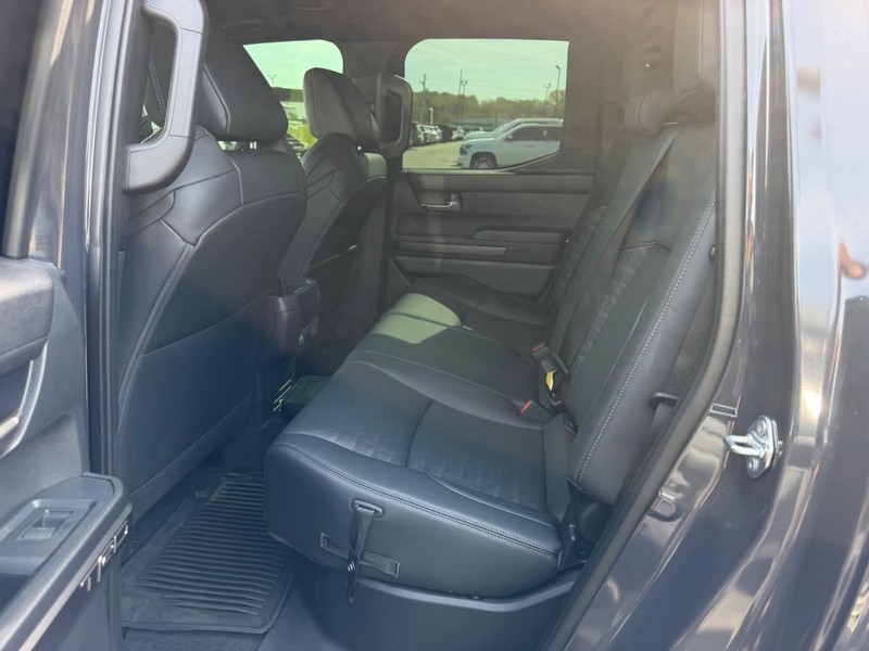 Toyota Tacoma 4WD Vehicle Full-screen Gallery Image 6