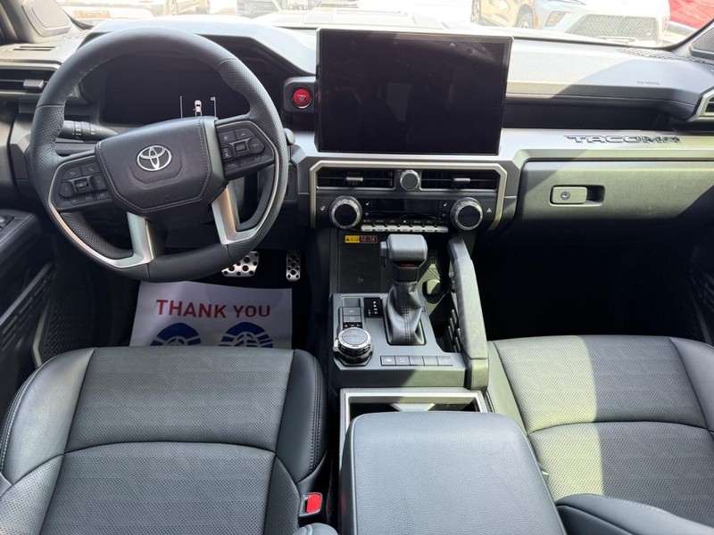 Toyota Tacoma 4WD Vehicle Full-screen Gallery Image 7