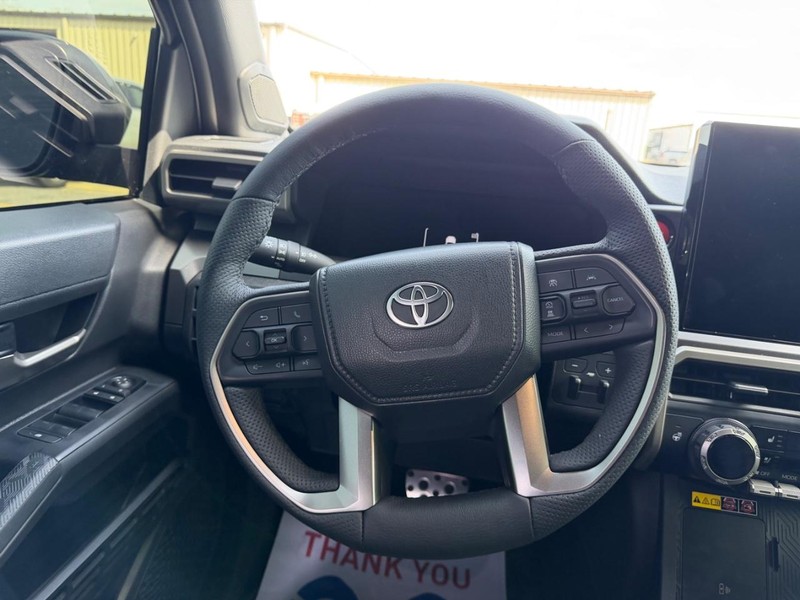 Toyota Tacoma 4WD Vehicle Full-screen Gallery Image 8