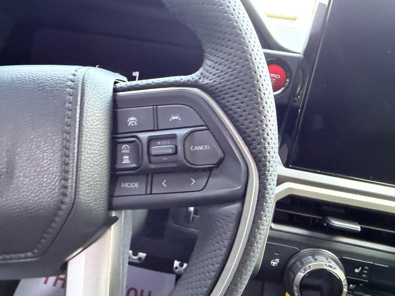 Toyota Tacoma 4WD Vehicle Full-screen Gallery Image 10