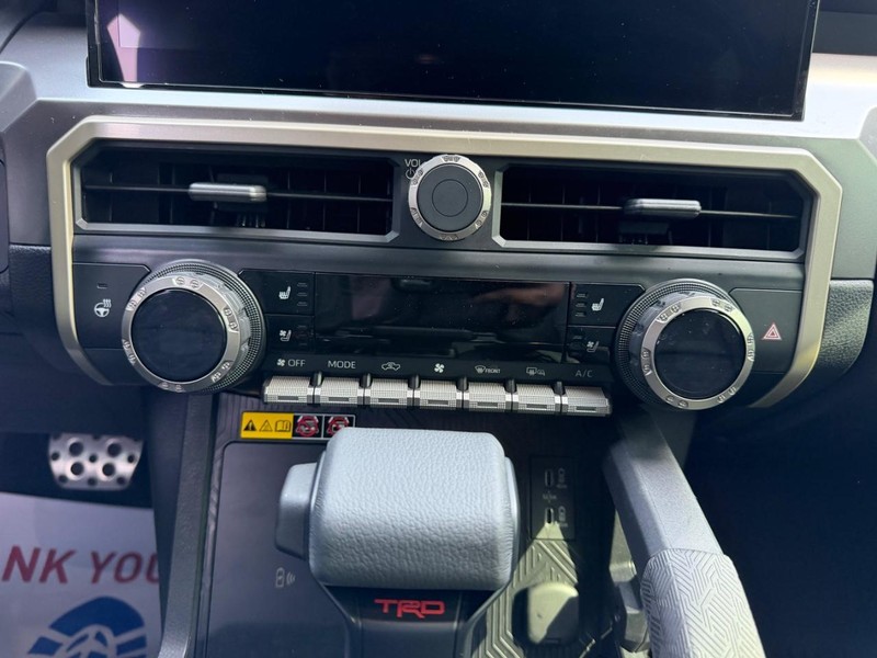 Toyota Tacoma 4WD Vehicle Full-screen Gallery Image 11