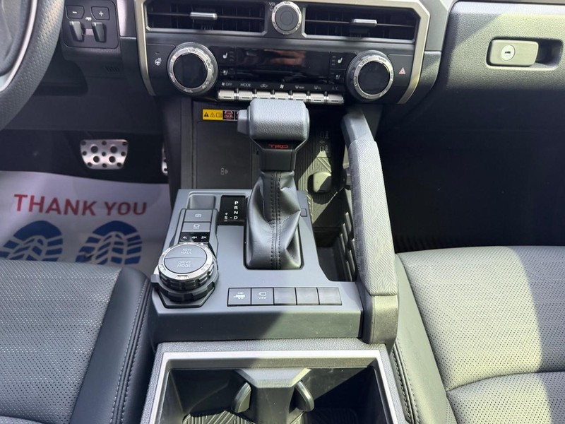 Toyota Tacoma 4WD Vehicle Full-screen Gallery Image 12