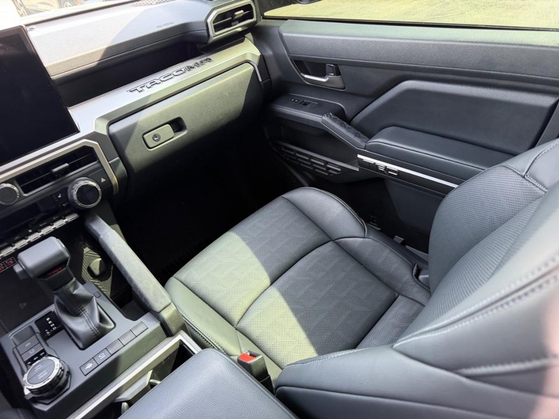 Toyota Tacoma 4WD Vehicle Full-screen Gallery Image 13