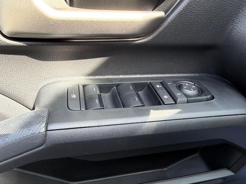 Toyota Tacoma 4WD Vehicle Full-screen Gallery Image 14