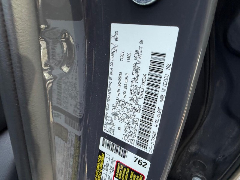 Toyota Tacoma 4WD Vehicle Full-screen Gallery Image 17