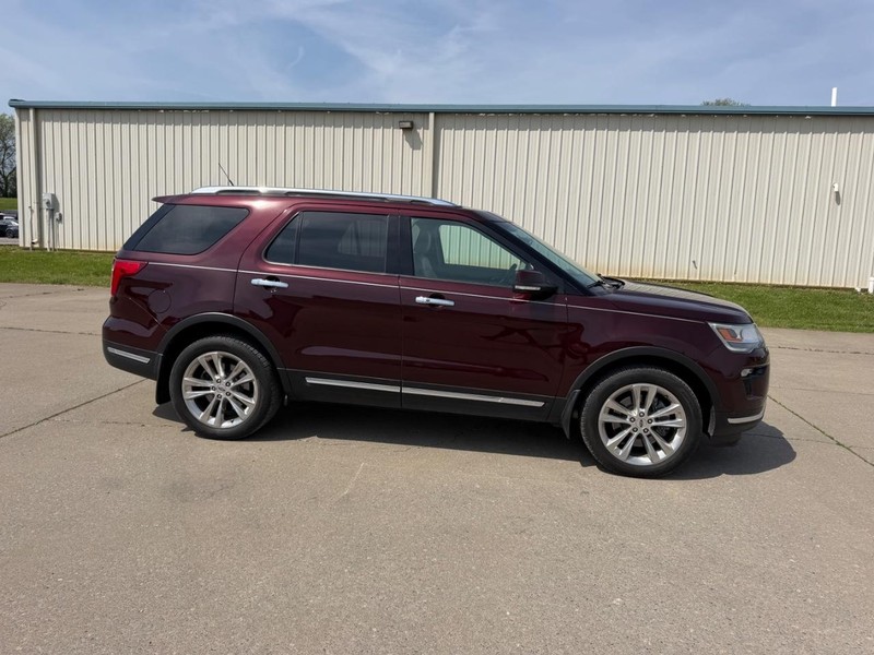 Ford Explorer Vehicle Full-screen Gallery Image 2